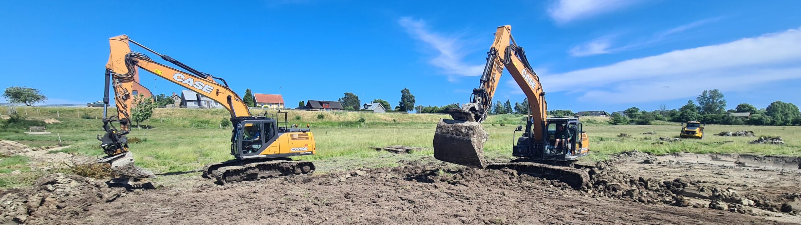Ett pågående anläggningsarbete med två grävmaskiner.