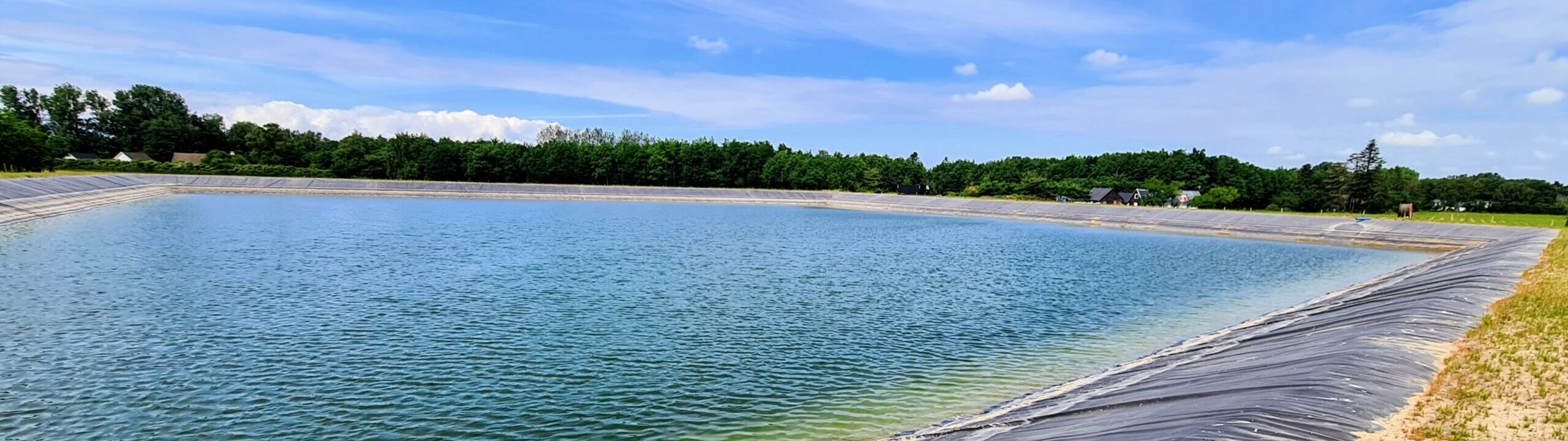 En anlagd damm med vatten i.