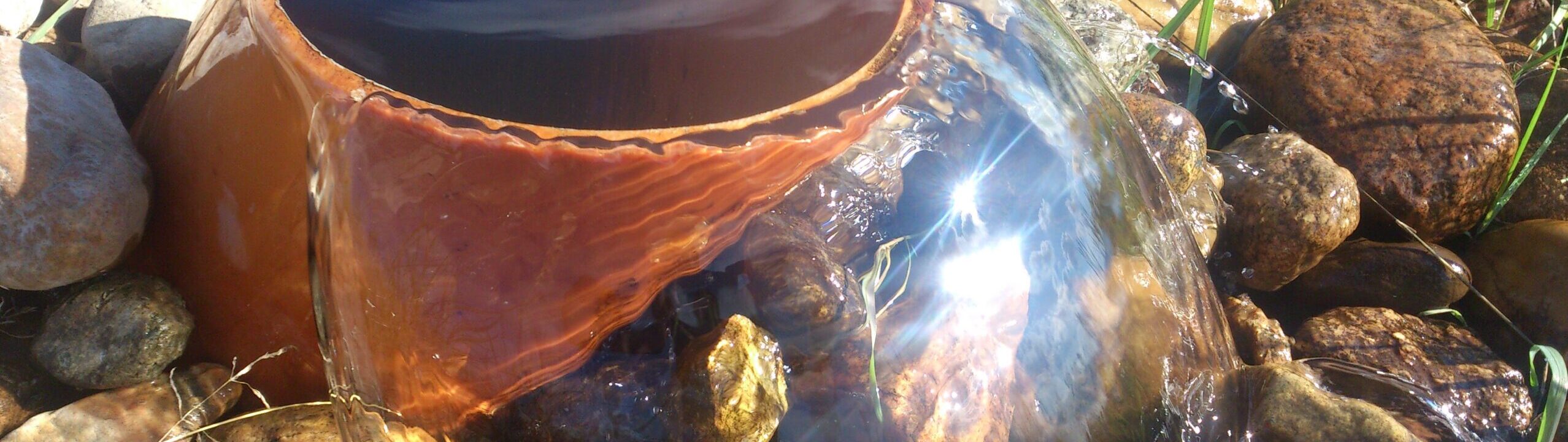 Solstrålar som reflekteras i vatten som pumpats upp ur marken.