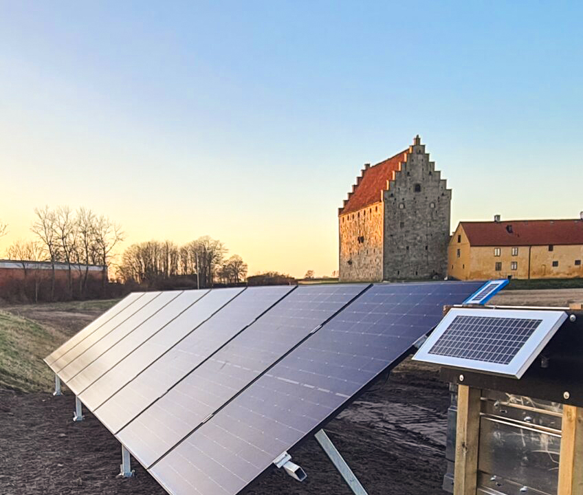 Referenceprojekt i Glimminge men bild på solpanelsuppsättningen.