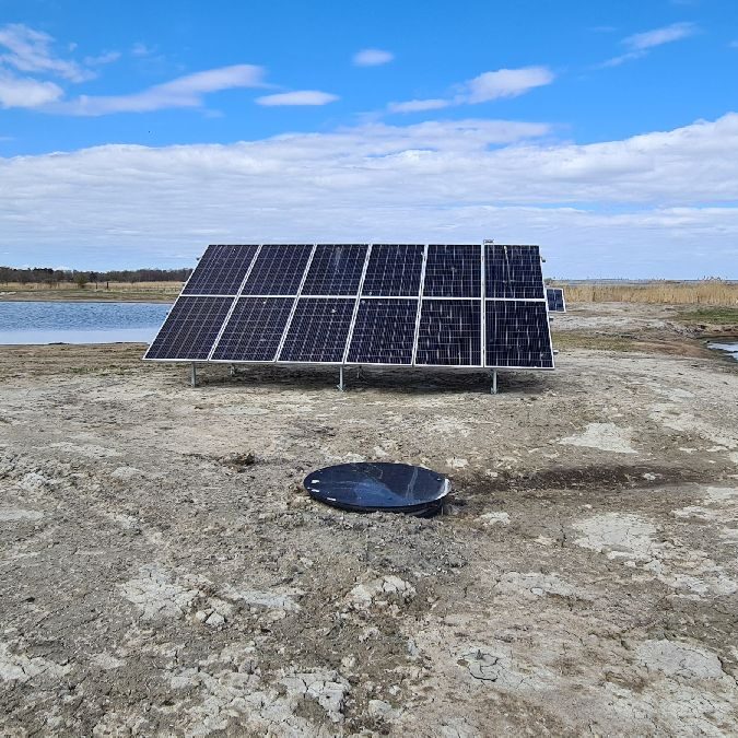 Referensprojekt i Norje visar solpaneler på en bergshäll vid vatten.