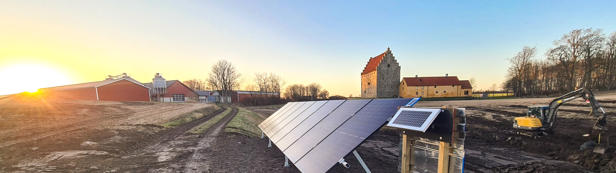 En kvällssol som lyser på solpaneler