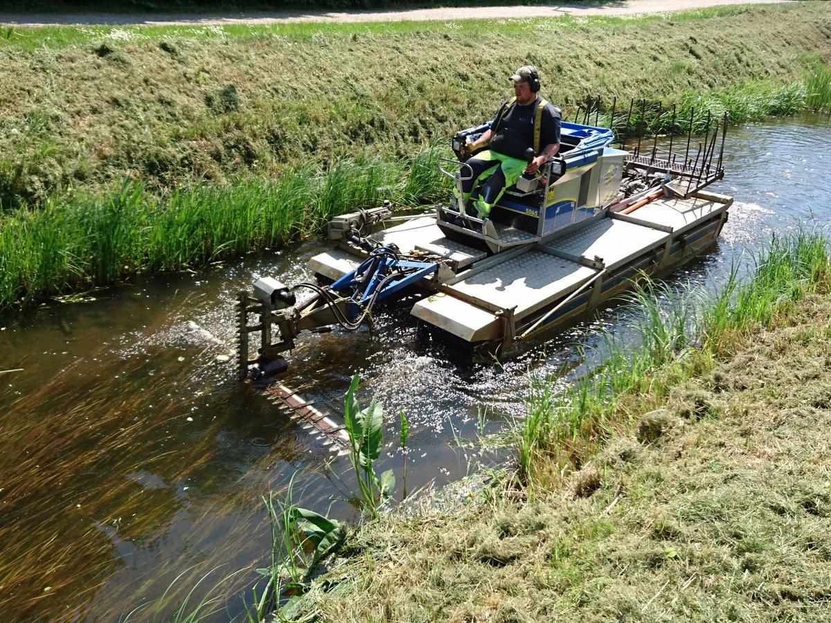 Våtmarksskötsel med amfibiegående redskapsbärare.